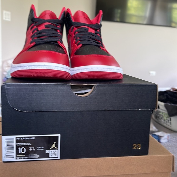 Air Jordan 1 MID Gym Red / Black White Size 10 - Picture 2 of 4